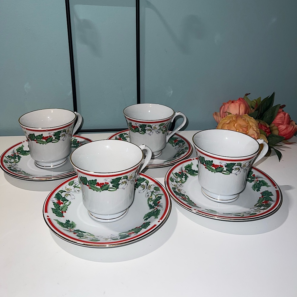 🎄New Lynn’s Christmas Holly & Berry Tea/Coffee Fine China 8 Pieces Set